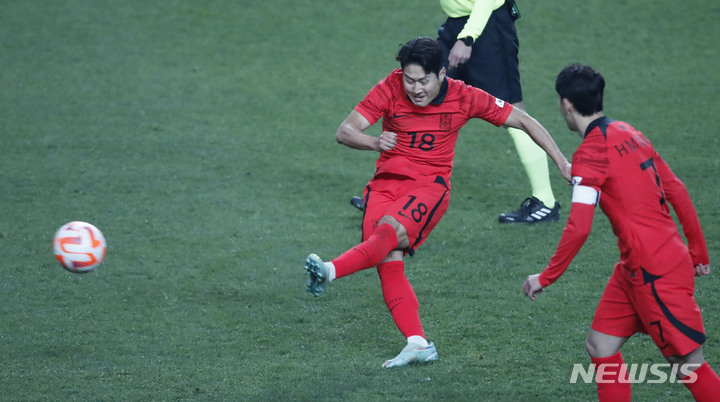 [서울=뉴시스] 정병혁 기자 = 28일 오후 서울 마포구 서울월드컵경기장에서 열린 하나은행 초청 축구 국가대표 평가전 대한민국과 우루과이의 경기, 이강인이 프리킥을 차고 있다. 2023.03.28. jhope@newsis.com