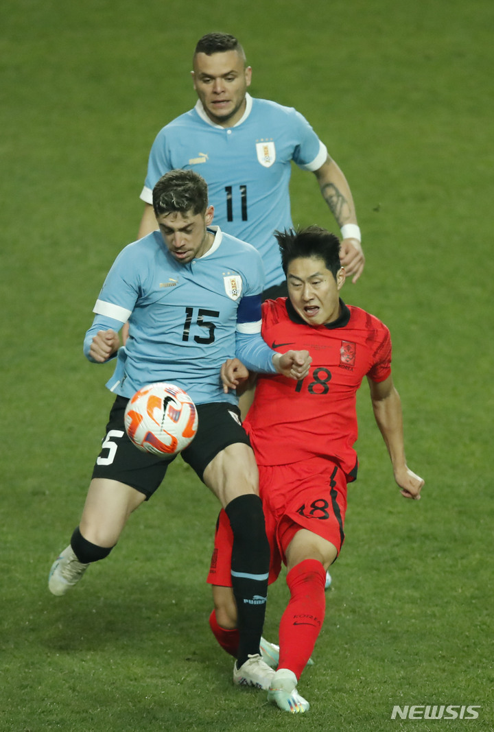 [서울=뉴시스] 정병혁 기자 = 28일 오후 서울 마포구 서울월드컵경기장에서 열린 하나은행 초청 축구 국가대표 평가전 대한민국과 우루과이의 경기, 이강인이 페데리코 발베르데와 충돌하고 있다. 2023.03.28. jhope@newsis.com