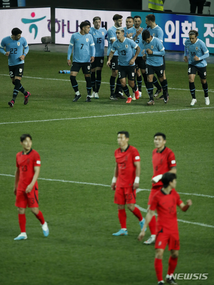 [서울=뉴시스] 정병혁 기자 = 28일 오후 서울 마포구 서울월드컵경기장에서 열린 하나은행 초청 축구 국가대표 평가전 대한민국과 우루과이의 경기, 우루과이 마티아스 베시노가 득점한 뒤 동료들과 기뻐하고 있다. 2023.03.28. jhope@newsis.com