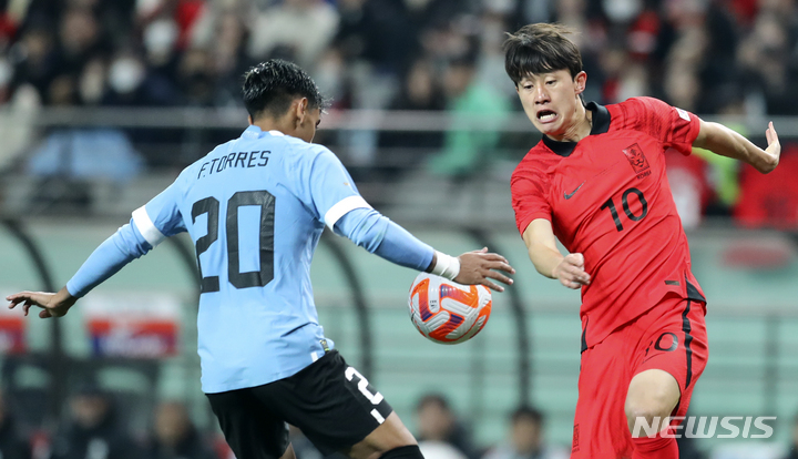 [서울=뉴시스] 최진석 기자 = 28일 오후 서울 마포구 서울월드컵경기장에서 열린 하나은행 초청 축구 국가대표 평가전 대한민국과 우루과이의 경기. 대한민국 이재성이 파쿤도 토레스와 볼 다툼을 벌이고 있다. 2023.03.28. myjs@newsis.com