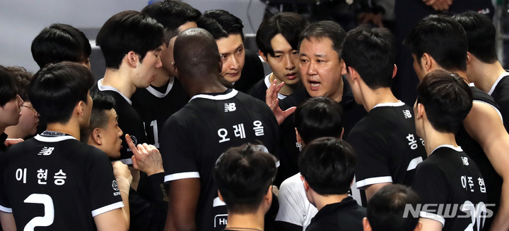 [천안=뉴시스] 강종민 기자 = 28일 충남 천안유관순체육관에서 열린 '2022-23시즌 도드람 V-리그' 남자부 플레이오프(PO) 3차전 현대캐피탈과 한국전력 경기에서 최태웅 현대캐피탈 감독이 작전지시를 하고 있다. 2023.03.28. ppkjm@newsis.com