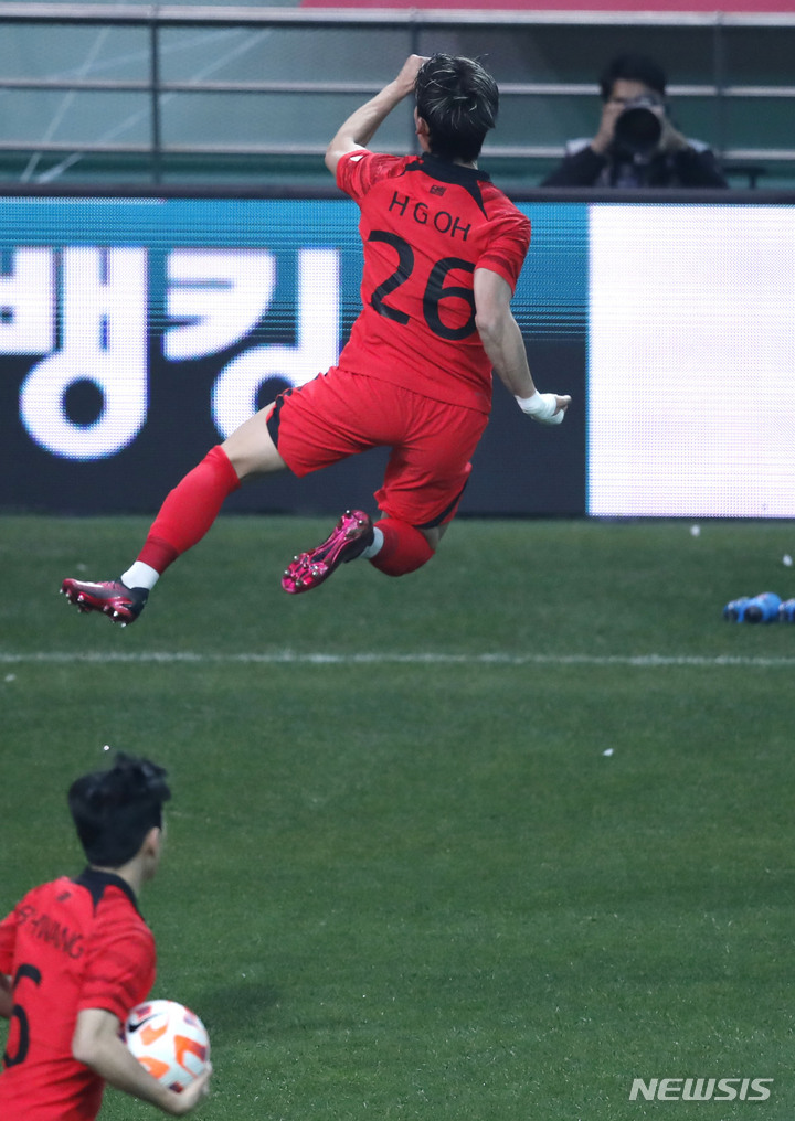 [서울=뉴시스] 정병혁 기자 = 28일 오후 서울 마포구 서울월드컵경기장에서 열린 하나은행 초청 축구 국가대표 평가전 대한민국과 우루과이의 경기, 오현규가 골은 넣은 뒤 기뻐하고 있다. 결과는 오프사이드로 인한 노골. 2023.03.28. jhope@newsis.com