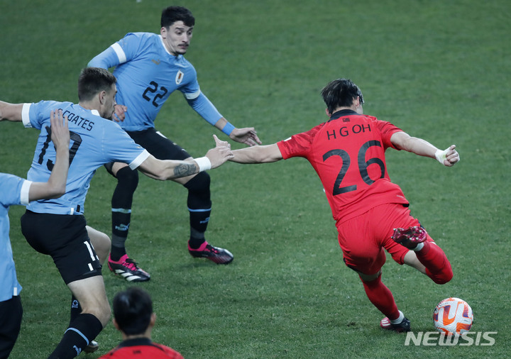 [서울=뉴시스] 정병혁 기자 = 28일 오후 서울 마포구 서울월드컵경기장에서 열린 하나은행 초청 축구 국가대표 평가전 대한민국과 우루과이의 경기, 오현규가 슛을 하고 있다. 2023.03.28. jhope@newsis.com