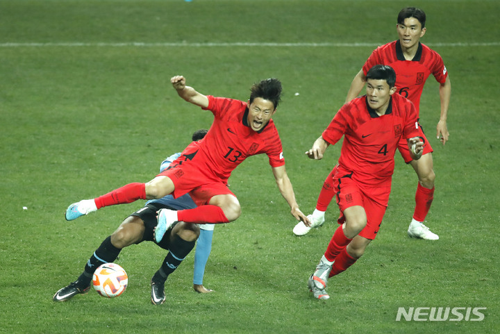 [서울=뉴시스] 정병혁 기자 = 28일 오후 서울 마포구 서울월드컵경기장에서 열린 하나은행 초청 축구 국가대표 평가전 대한민국과 우루과이의 경기, 손준호가 태클에 걸려 넘어지고 있다. 2023.03.28. jhope@newsis.com