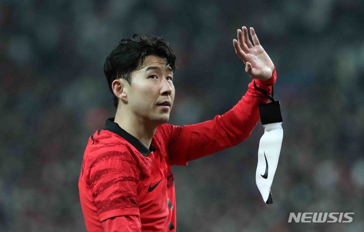 [서울=뉴시스] 김금보 기자 = 28일 오후 서울 마포구 서울월드컵경기장에서 열린 하나은행 초청 축구 국가대표 평가전 대한민국과 우루과이의 경기, 대한민국이 2대1로 패배했다. 대한민국 손흥민이 경기 종료 후 팬들에게 인사하고 있다. 2023.03.28. kgb@newsis.com