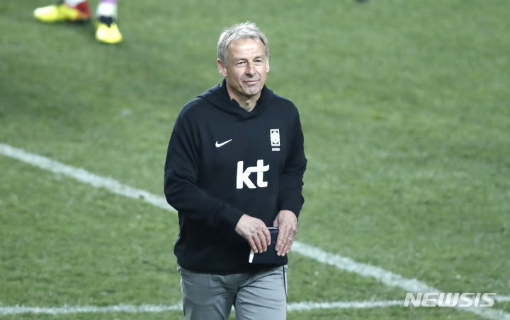 [서울=뉴시스] 정병혁 기자 = 28일 오후 서울 마포구 서울월드컵경기장에서 열린 하나은행 초청 축구 국가대표 평가전 대한민국과 우루과이의 경기에서 2대1로 패한 대한민국 위르겐 클린스만 감독이 경기장을 나서고 있다. 2023.03.28. jhope@newsis.com
