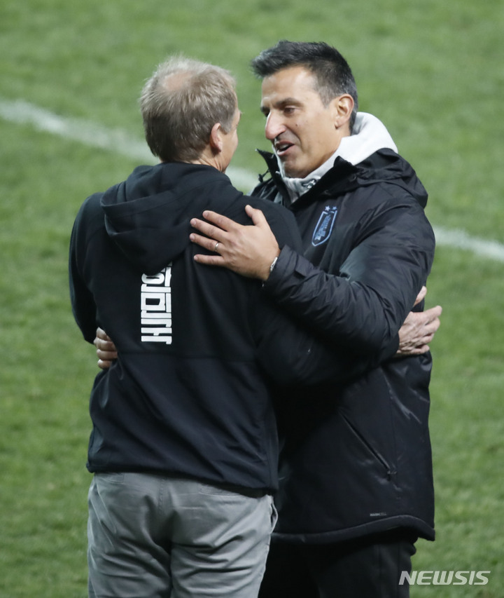 [서울=뉴시스] 정병혁 기자 = 28일 오후 서울 마포구 서울월드컵경기장에서 열린 하나은행 초청 축구 국가대표 평가전 대한민국과 우루과이의 경기를 마친 뒤 대하민국 위르겐 클린스만 감독과 우루과이 마르셀로 브롤리 감독이 인사를 나누고 있다. 2023.03.28. jhope@newsis.com
