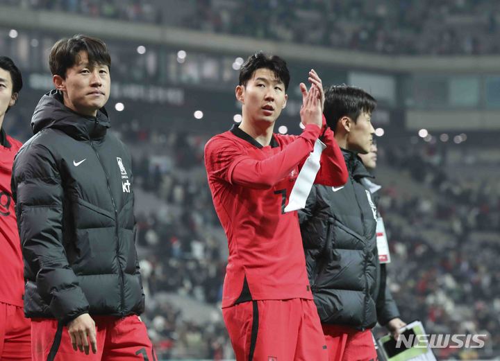 [서울=뉴시스] 김근수 기자 = 28일 오후 서울 마포구 서울월드컵경기장에서 열린 하나은행 초청 축구 국가대표 평가전 대한민국과 우루과이의 경기 2대 1로 대한민국의 패배 후 손흥민이 관중들에게 인사를 하고 있다. 2023.03.28. ks@newsis.com