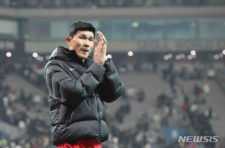 [서울=뉴시스] 김근수 기자 = 28일 오후 서울 마포구 서울월드컵경기장에서 열린 하나은행 초청 축구 국가대표 평가전 대한민국과 우루과이의 경기 2대 1로 대한민국의 패배 후 김민재가 관중들에게 인사를 하고 있다. 2023.03.28. ks@newsis.com