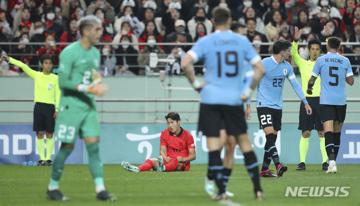 [서울=뉴시스] 최진석 기자 = 28일 오후 서울 마포구 서울월드컵경기장에서 열린 하나은행 초청 축구 국가대표 평가전 대한민국과 우루과이의 경기. 대한민국 강인이 돌파를 시도하다 파울을 얻어내고 있다. 2023.03.28. myjs@newsis.com