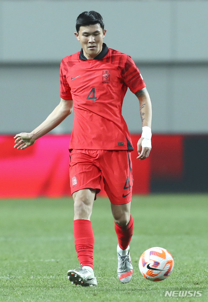 [서울=뉴시스] 최진석 기자 = 28일 오후 서울 마포구 서울월드컵경기장에서 열린 하나은행 초청 축구 국가대표 평가전 대한민국과 우루과이의 경기. 대한민국 김민재가 패스를 하고 있다. 2023.03.28. myjs@newsis.com
