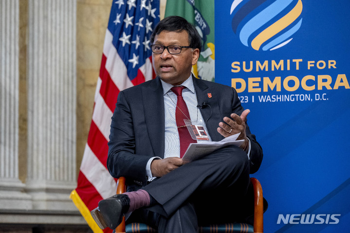 [워싱턴=AP/뉴시스]라자 쿠마르 미 재무부 금융행위태스크포스팀장이 민주주의 정상회의 반부패 패널에서 발언하고 있다. 2023.3.28.