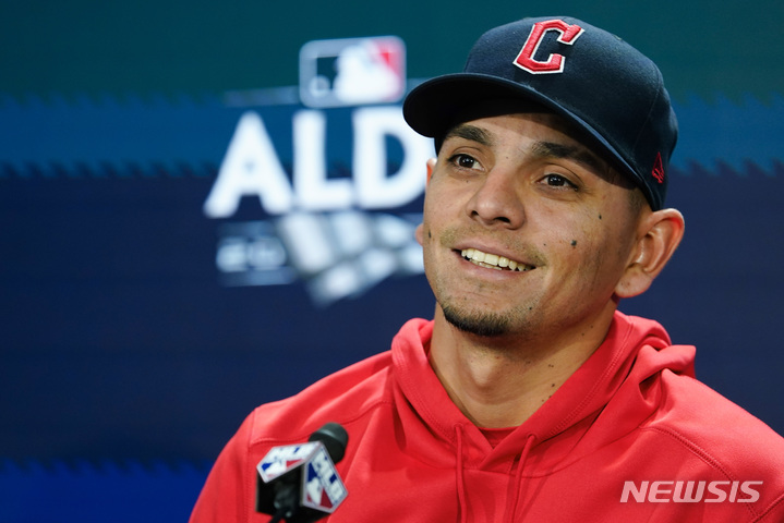 [뉴욕=AP/뉴시스] 안드레스 히메네스가 지난해 10월12일 미국 뉴욕에서 열린 뉴욕 양키스와의 아메리칸 리그(AL) 디비전 시리즈 2차전에 앞서 기자회견에서 말하고 있다. 2023.03.29.
