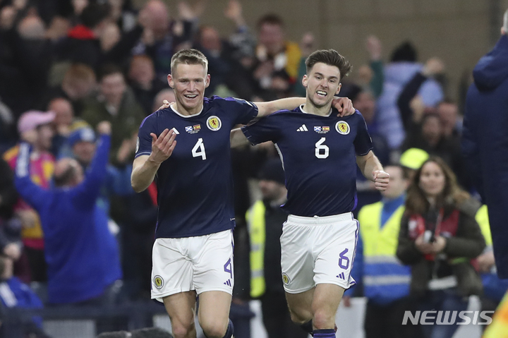 [글래스고=AP/뉴시스] 스코틀랜드의 스캇 맥토미니(왼쪽)가 29일(한국시간) 영국 스코틀랜드 글래스고 햄든 파크에서 열린 스페인과 유로2024 A조 예선 2차전 홈경기에서 팀의 두 번째 골을 넣은 뒤 키에런 티어니와 함께 세리머니를 하고 있다. 2023.03.29.