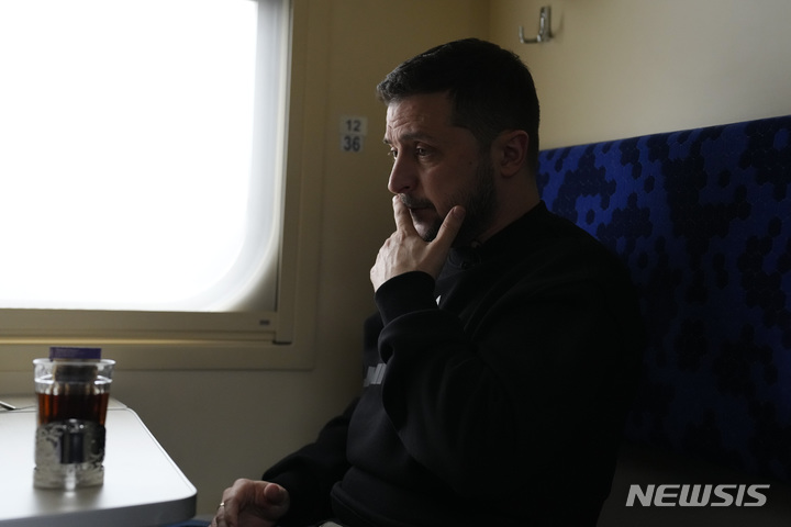 [수미=AP/뉴시스] 볼로디미르 젤렌스키 우크라이나 대통령이 28일(현지시간) 수미주 방문을 마치고 키이우로 돌아가는 열차 안에서 AP통신과 인터뷰하고 있다. 2023.03.29.