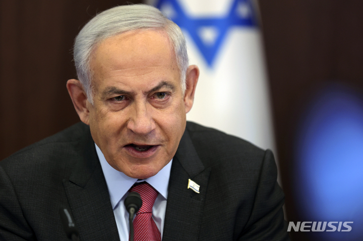 [예루살렘=AP/뉴시스]베냐민 네타냐후 이스라엘 총리가 지난 19일 예루살렘 총리실에서 주례 각료회의를 주재하고 있다. 그는 29일 이스라엘의 분열을 부르는 사법 개혁을 추진하지 말라는 조 바이든 미 대통령의 제안에 대해 "이스라엘은 주권 국가로, 가장 가까운 동맹을 포함해 어떤 해외로부터의 압력에 의해서가 아니라 국민의 의지에 따라 스스로 결정을 내린다"며 가시돋힌 어조로 반박했다. 2023.3.29.