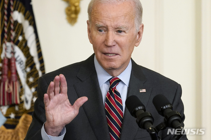 [워싱턴=AP/뉴시스]조 바이든 미 대통령이 27일 워싱턴 백악관 이스트룸에서 연설하고 있다. 바이든은 29일 미국이 전 세계의 민주주의 강화를 위해 6억9000만 달러(약 8984억원)를 지출하겠다는 약속으로 2번째 민주주의 정상회의를 열었다. 2023.3.29.