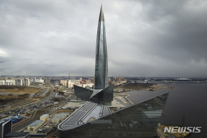 [상트페테르부르크(러시아)=AP/뉴시스]지난 2022년 4월27일 러시아 상트페테르부르크의 가즈프롬 본사 라흐타 센터의 비즈니스 타워 모습. 유럽연합의 카드리 심손 에너지위원은 10월 15일 유럽연합 에너지위원회 회의에서 올해 말로 종료되는 러시아산 우크라이나 경유 LNG가스 수입 이후의 에너지 확보 대안이 마련되어 있다고 밝혔다. 2024. 10.16. 