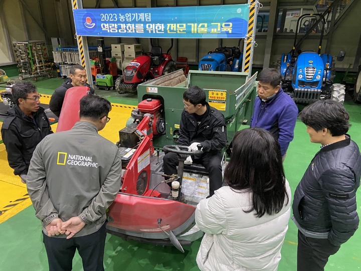 강릉시농업기계팀 직원들이 농기계 특성, 사용방법 등에 대한 교육을 받고 있다.강릉시 제공 *재판매 및 DB 금지