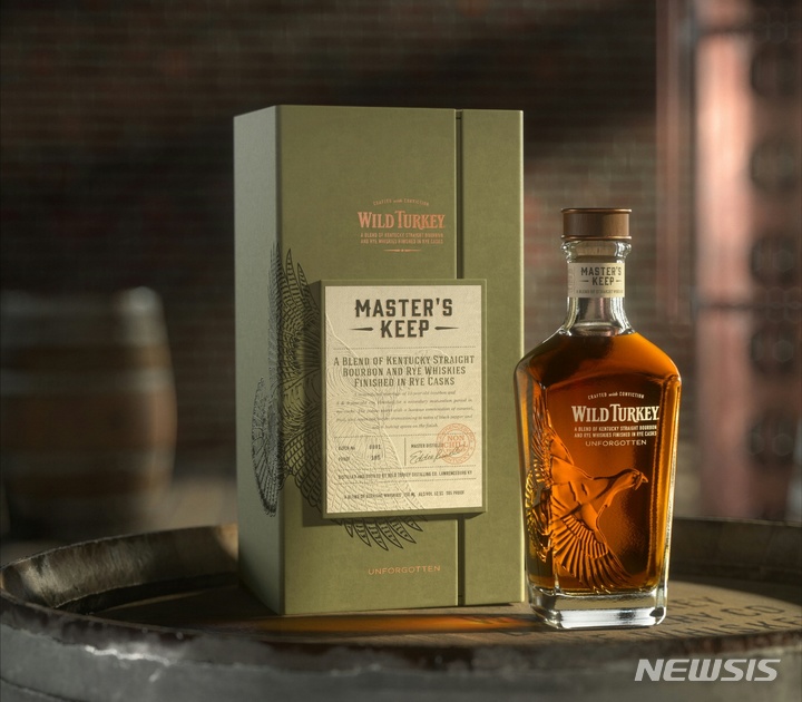 [서울=뉴시스]트랜스베버리지는 미국 최고의 위스키 '와일드 터키 마스터스 킵 언포가튼'을 국내에 한정 출시한다.(사진=트랜스베버리지 제공)