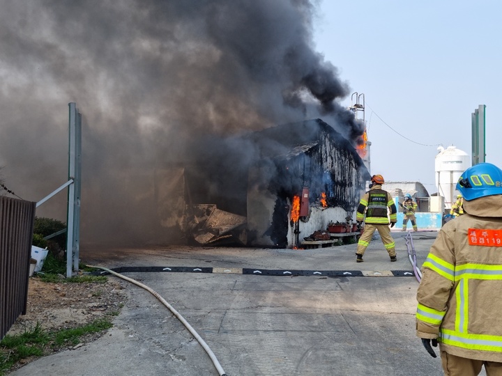 [제주=뉴시스] 오영재 기자 = 28일 오후 제주 서귀포시 대정읍 소재 양돈장에서 화재가 발생해 소방당국이 진화에 나서고 있다.(사진=제주서부소방서 제공) 2023.03.29. photo@newsis.com&nbsp; *재판매 및 DB 금지