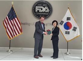 [서울=뉴시스] 식품의약품안전처 오유경 처장(우)이 지난 21일 미국 메릴랜드에 위치한 FDA에 방문해 기관장 로버트 칼리프와 기념 촬영을 하고 있다. (사진=식약처 제공) *재판매 및 DB 금지