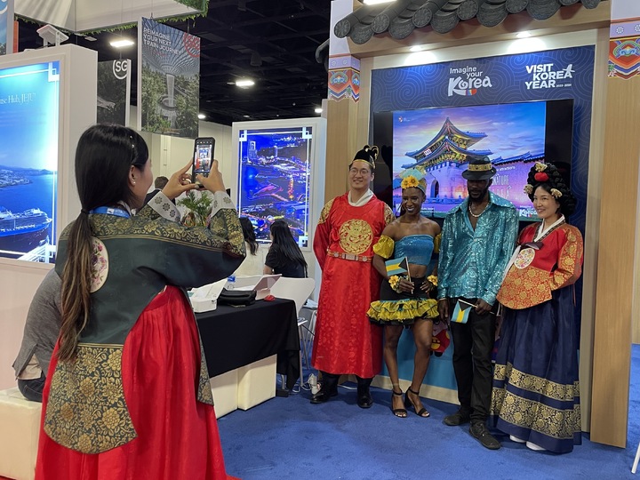 씨트레이드 크루즈 글로벌 한국홍보관에서 '왕과 왕비 사진찍기 이벤트'에 참가하는 방문객들. (사진=한국관광공사 제공) photo@newsis.com *재판매 및 DB 금지