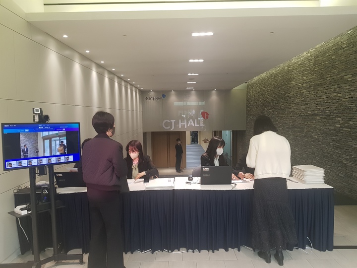 [서울=뉴시스] 주동일 기자 = 29일 서울 중구에서 열린 CJ 정기주주총회에 참석하는 주주들. 2023.03.29. *재판매 및 DB 금지