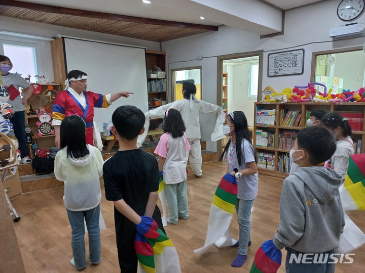 [서울=뉴시스] '얼쑤절쑤 신나는 탈춤' 교육 진행 모습. (사진=국립민속박물관 제공) 2023.03.29. photo@newsis.com *재판매 및 DB 금지