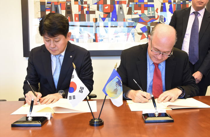 [서울=뉴시스]28열(현지시간) 미국 워싱턴 소재 IDB에서 유광열 SGI서울보증 대표이사(왼쪽)와 일랑 고우드파잉 IDB 총재(오른쪽)가 SGI서울보증-미주개발은행(IDB) 업무협약에 서명하고 있다.(사진=SGI서울보증 제공)2023.03.29 photo@newsis.com *재판매 및 DB 금지