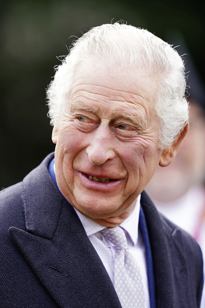 [콜체스터=AP/뉴시스] 영국 엘리자베스 2세 여왕 사후 찰스 3세 국왕을 닮은 대역 배우들의 활동이 늘어나고 있다고 28일(현지시간) 미국 뉴욕타임스(NYT)가 보도했다. 사진은 찰스 3세 국왕이 지난 7일 콜체스터 성을 방문하는 모습. 2023.03.29. *재판매 및 DB 금지