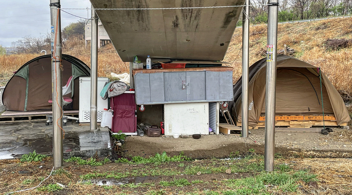 [대구=뉴시스] 정재익 기자 = 대구시 북구 산격동 금호강 무태교 인근 고수부지 일대에 불법 텐트가 설치됐다. 2023.03.29. jjikk@newsis.com *재판매 및 DB 금지