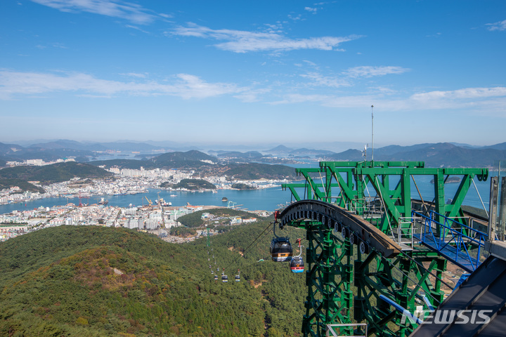 [통영=뉴시스] 신정철 기자= 통영케이블카가 다가오는 4월 18일에 개통 15주년을 맞아 4월 한 달 다양한 이벤트로 손님맞이에 나선다고 29일 밝혔다.(사진=뉴시스DB).2023.03.29. sin@newsis.com