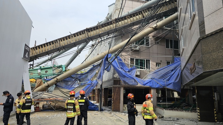 [울산=뉴시스] 배병수 기자 = 29일 오전 울산 남구의 한 아파트 공사현장에서 지반을 뚫는 대형 중장비인 항타기가 넘어지면서 인근 원룸 건물을 덮친 가운데 소방당국이 현장 수습에 나서고 있다. 2023.03.29. bbs@newsis.com *재판매 및 DB 금지