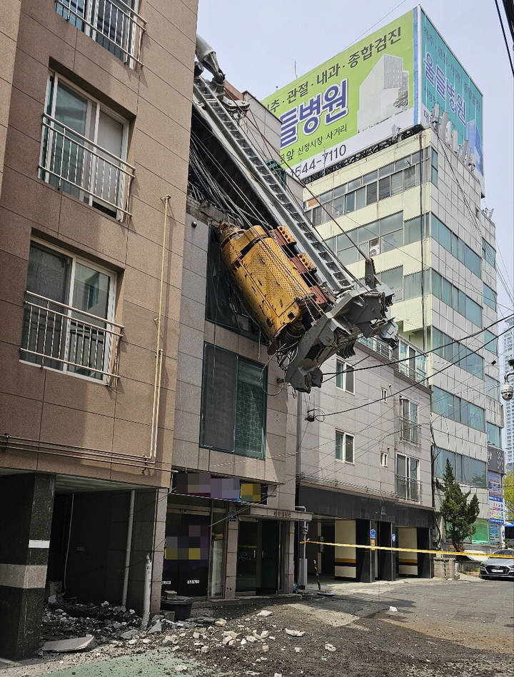[울산=뉴시스] 배병수 기자 = 29일 오전 울산 남구의 한 아파트 공사현장에서 지반을 뚫는 대형 중장비인 항타기가 넘어지면서 인근 원룸 건물을 덮친 가운데 추가 피해를 막기 위해 현장 주변이 통제되고 있다. 2023.03.29. bbs@newsis.com *재판매 및 DB 금지