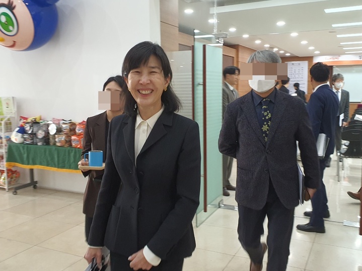 [서울=뉴시스]김혜경 기자 = 김정수 삼양식품 부회장이 29일 오전 서울 하월곡동 삼양식품 본사에서 진행된 제62기 정기주주총회를 마치고 총회장을 나서면서 활짝 웃고 있다. 2023.03.29.