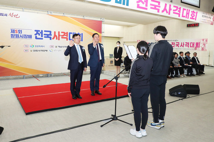 [창원=뉴시스] 강경국 기자 = 홍남표 경남 창원시장이 29일 창원국제사격장에서 열린 제5회 창원특례시장배 전국사격대회 개막식에서 선서를 하고 있다. (사진=창원시청 제공). 2023.03.29. photo@newsis.com *재판매 및 DB 금지