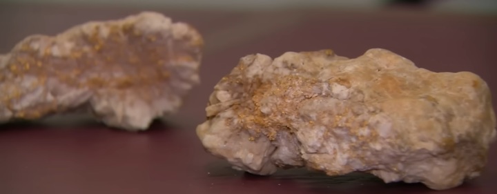 한 호주 남성이 저렴한 금속 탐지기를 사용해 16만 달러(약 2억원) 상당의 금이 들어 있는 바위를 호주 빅토리아주의 '골든 트라이앵글'에서 발견했다고 영국 인디펜던트가 28일(현지시간) 보도했다. 사진은 해당 바위의 모습. (사진 출처 : 9 News Australia 유튜브 갈무리) *재판매 및 DB 금지