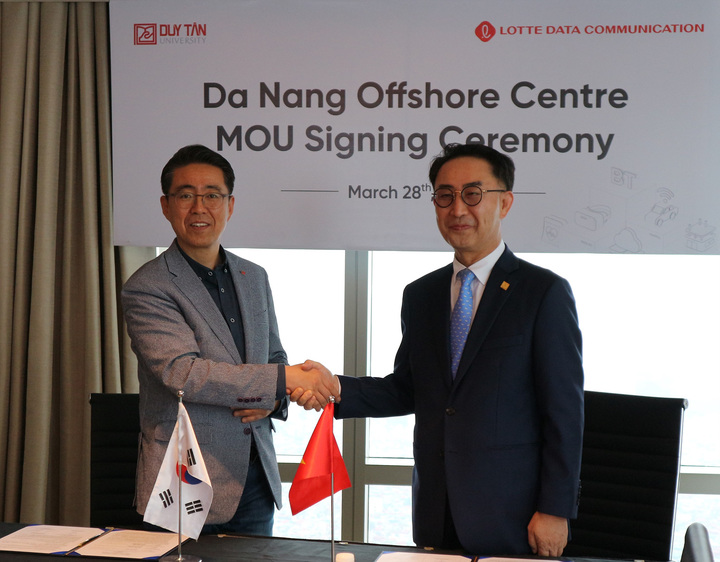 (왼쪽부터) 롯데정보통신 노준형 대표, 주이떤 대학교 임상택 부총장이 기념촬영 하고 있다(사진=롯데정보통신 제공) *재판매 및 DB 금지