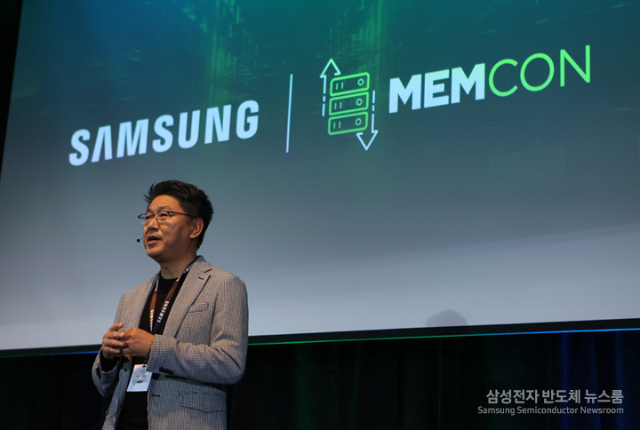 [서울=뉴시스]한진만 미주총괄(DSA) 부사장이 28일(현지시간) 열린 'MemCon 2023'에서 개회사를 하고 있다. (사진=삼성전자 제공) photo@newsis.com *재판매 및 DB 금지