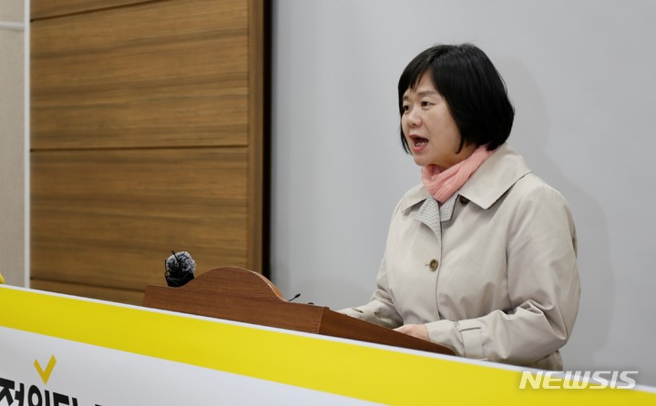 [청주=뉴시스] 이병찬 기자 = 혁신재창당 전국 대장정 중인 정의당 이정미 대표가 29일 충북도청 기자회견장에서 기자회견을 하고 있다.2023.03.29.bclee@newsis.com