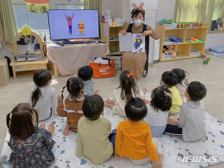 [서울=뉴시스]서울 '중림 국공립어린이집'에서 특별활동하고 있는 모습. (사진=중구 제공). 2023.03.29. photo@newsis.com