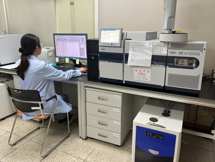 [안동=뉴시스] 경북도 보건환경연구원에서 봄나물에 대한 잔류농약 검사를 하고 있다. *재판매 및 DB 금지