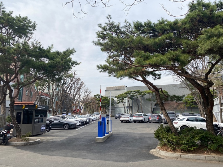 [서울=뉴시스]청와대 사랑채 주차장 입구