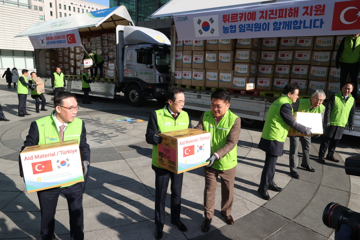 [세종=뉴시스] 농협, 튀르키예 지진 피해 구호물품 전달. (사진=농협 제공) *재판매 및 DB 금지