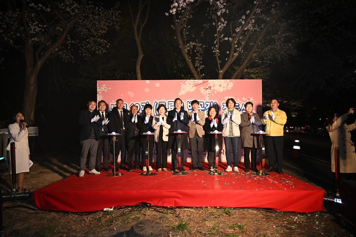 [울산=뉴시스] 구미현 기자 = 울산시 북구는 지난 28일 밤 어물동 산 167-2번지 일원에서 경관조명 점등식을 열었다. 2023.03.29. (사진=울산시 북구 제공) *재판매 및 DB 금지