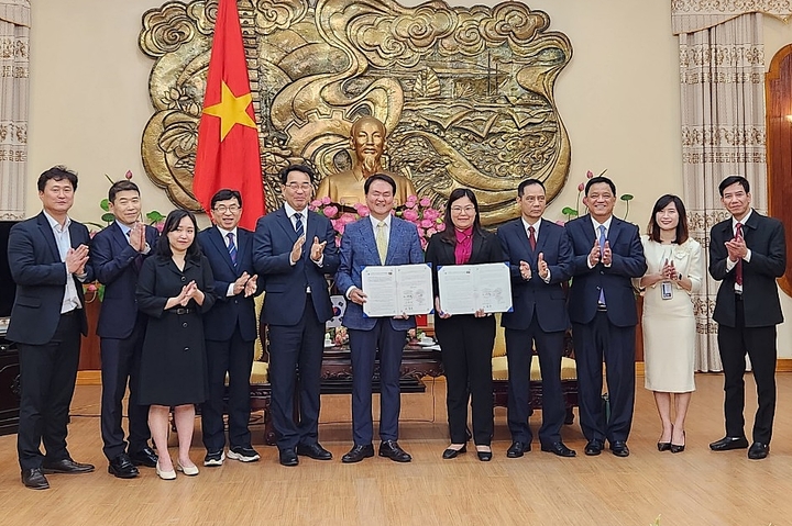 [제주=뉴시스] 29일 베트남 남딘성에서 ‘농업 분야 외국인 계절 근로자 업무협약’을 한 제주도와 남딘성 관계자들이 기념 촬영을 하고 있다. (사진=제주도 제공) 2023.03.29. photo@newsis.com *재판매 및 DB 금지
