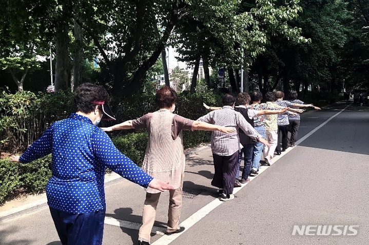 [서울=뉴시스]서울 노원구가 운동활동이 부족한 노인을 대상으로 우리동네 걷기운동 프로그램 '노원 힐링걷기'를 시범 운영한다고 29일 밝혔다. (사진=노원구 제공). 2023.03.29. photo@newsis.com