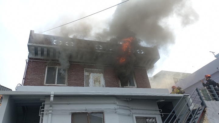 [울산=뉴시스] 구미현 기자 = 29일 오전 10시 57분께 울산시 울주군 덕신리의 한 주택 2층에서 불이 났다. 2023.03.29. (사진=울산소방본부 제공) photo@newsis.com *재판매 및 DB 금지