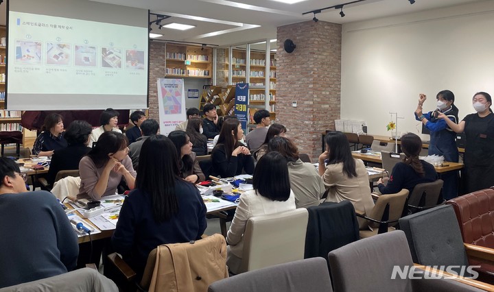 [창원=뉴시스] 홍정명 기자='문화가 있는 날'인 29일 경남도교육청 제2청사 북카페에서 본청 직원 대상으로 '해바라기 선캐처(suncatcher) 만들기' 공예체험 프로그램이 운영되고 있다.(사진=경남교육청 제공) 2023.03.29. photo@newsis.com